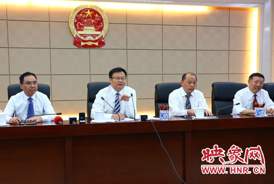 專題詢問會(huì)結(jié)束后，省人大組織召開記者提問會(huì)。