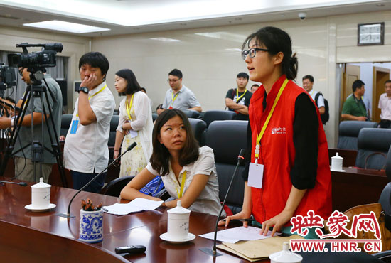 映象網(wǎng)記者就網(wǎng)友關(guān)心熱點(diǎn)問題向省教育廳副廳長(zhǎng)尹洪斌提問。