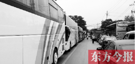 昨日，只能由東向西單行的鄭州市城南路上，闖進(jìn)了由西向東行駛的大巴車，造成嚴(yán)重交通擁堵
