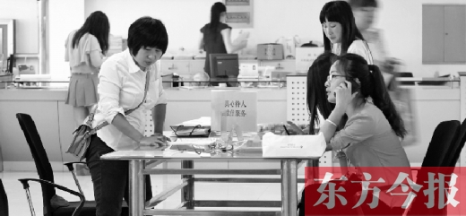 行政審批“瘦身”，不僅提高了行政效率，節(jié)約了行政資源，而且最大限度地方便了群眾