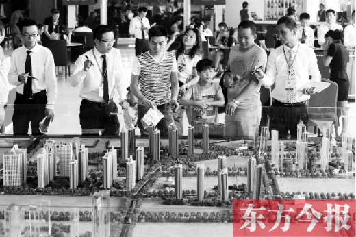 昨天上午，在鄭州市區(qū)一售樓部內(nèi)，看房的顧客比平時(shí)多了不少