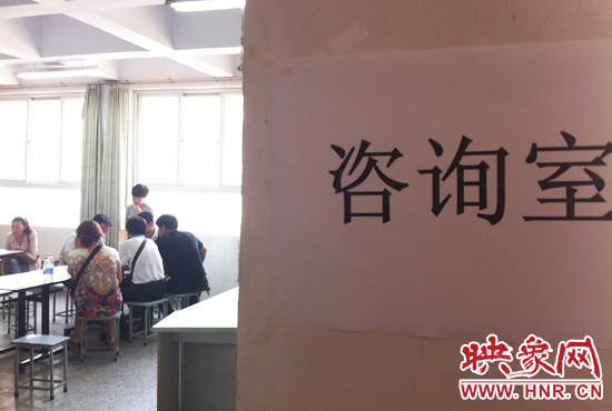 在金水區(qū)教體局設(shè)立的“復(fù)議”現(xiàn)場，家長們提出了各式各樣的問題。