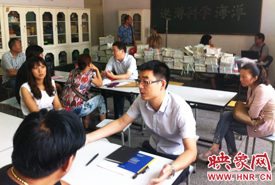 各區(qū)受理咨詢的教育部門工作人員對于提出的問題一一作出解答。