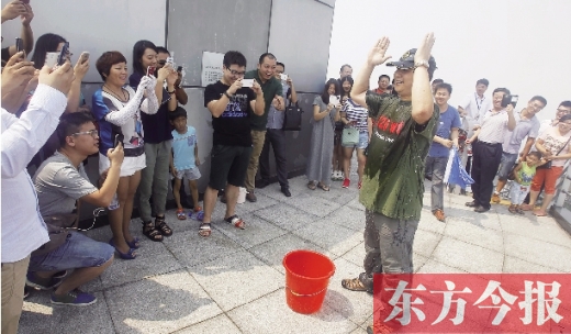 “冰桶挑戰(zhàn)”澆到鄭州 “冰桶挑戰(zhàn)”澆到鄭州