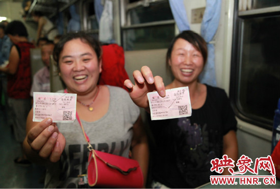 進疆棉農(nóng)展示前往烏魯木齊的車票。