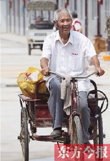 83歲的胡新有老人每天下午都騎著三輪車出門撿廢品，換的錢都捐了出去