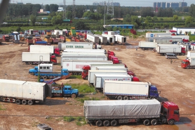 抓賭前，處警民警就藏身在這些廂式貨車內(nèi)。