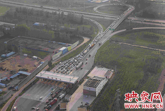 圖為鄭州環(huán)城高速航海路上下口，已經(jīng)出現(xiàn)車輛排隊情況。