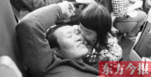 女兒嘟嘟不時的親吻是他最好的“鎮(zhèn)痛藥”。