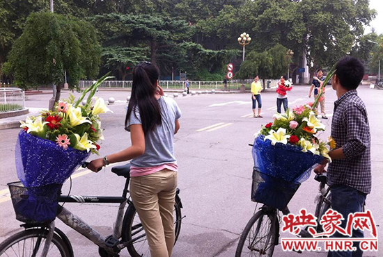 在鄭州大學(xué)南校區(qū)，有不少學(xué)生三五成群，手捧鮮花。