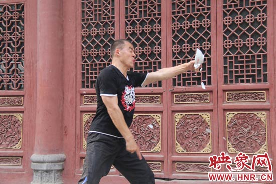 樊偉鵬展示其單指碎碗的絕技。