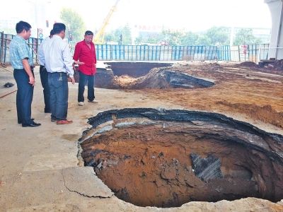 9月20日，中原路西三環(huán)交叉口坍塌現(xiàn)場