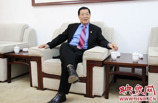 以精湛讀到的刑偵鑒識技術(shù)享譽國際的李昌鈺博士，被譽為“當(dāng)代福爾摩斯”。