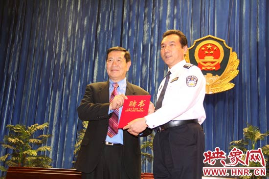 在歡迎儀式上，李昌鈺博士從鐵路警察學(xué)院院長郝宏奎手中接過了客座教授的聘書。
