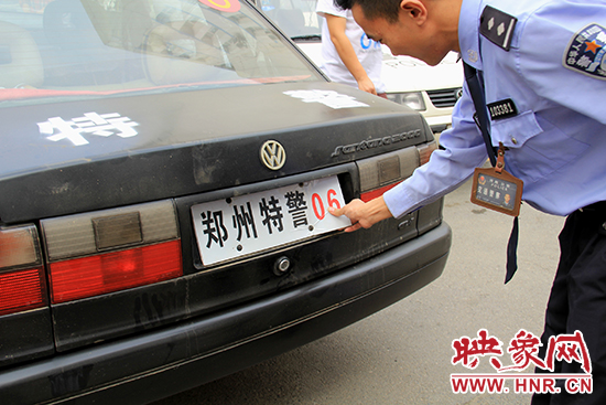 車(chē)牌為塑料車(chē)牌