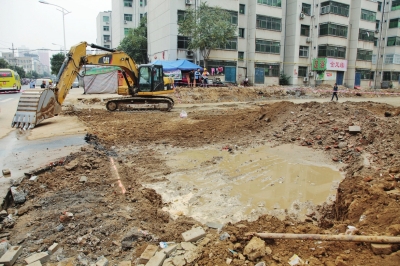 漢江路與行云路口，施工挖斷天然氣管道。
