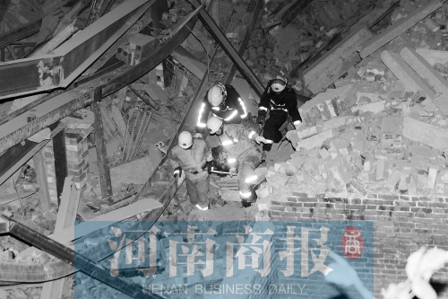 昨晚8點(diǎn)30分，消防員從廢墟中救出一名被埋者