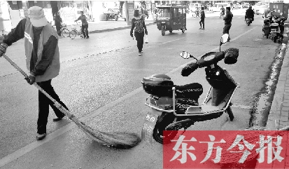 昨日，鄭州市中州大道上，穿梭于車流中上崗的環(huán)衛(wèi)工