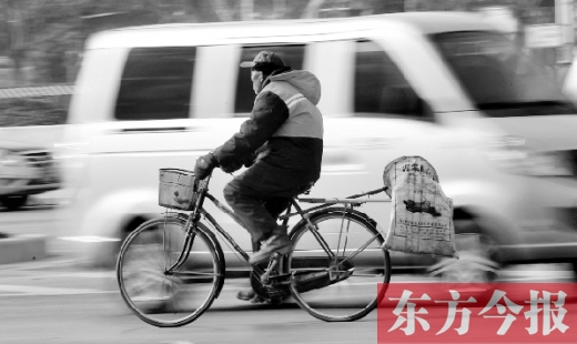 昨日，鄭州市中州大道上，穿梭于車流中上崗的環(huán)衛(wèi)工