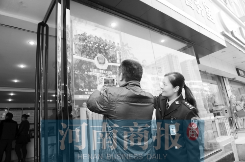 市民正在掃描二維碼，加關(guān)注
