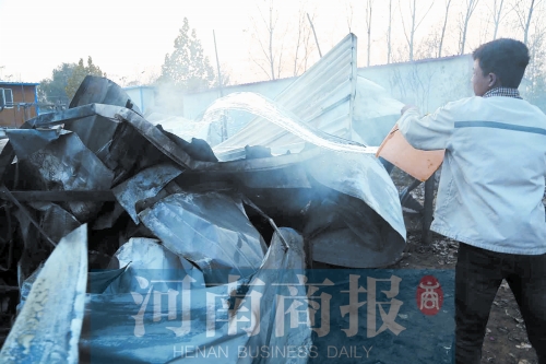 還有零星的火苗沒滅，有人在拿水澆