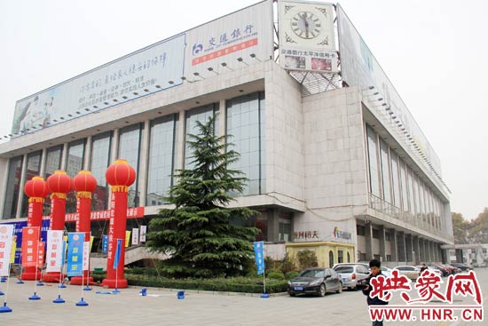 11月28日，記者從鄭州市政府獲悉，河南省人民會堂決定拆除違法存在10多年的巨型樓頂廣告。