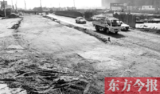 昨日，今報連續(xù)報道的鄭州南四環(huán)柴郭轉(zhuǎn)盤附近的大坑已基本填平