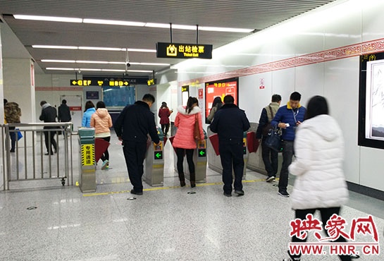 出站閘機(jī)口并沒(méi)有地鐵工作人員。