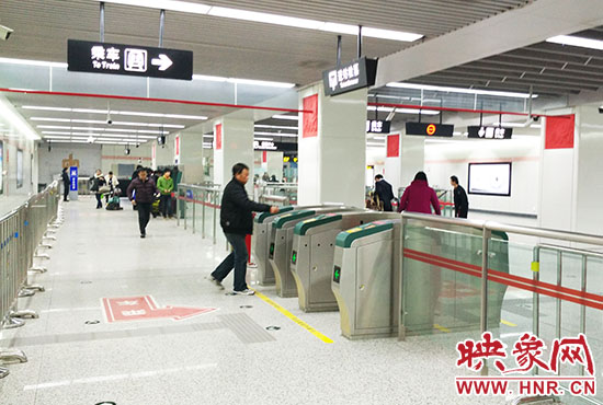 進(jìn)站處也沒(méi)有工作人員。