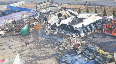 事故汽車站內(nèi),不少車輛被燒得面目全非。