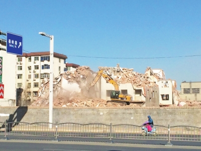 航海路秦嶺路口的閆垌村拆遷現(xiàn)場，看不到防塵措施。