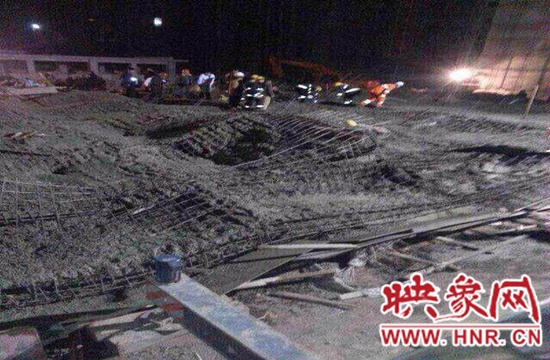 圖為事故現(xiàn)場(chǎng)情況，當(dāng)?shù)厝罕姽﹫D。