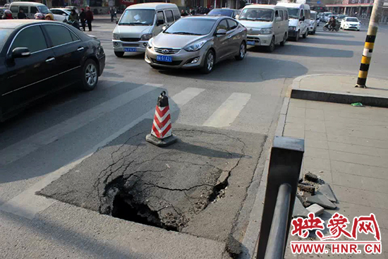 南陽(yáng)路農(nóng)業(yè)路出現(xiàn)深坑，近看是因?yàn)闉r青充當(dāng)窨井蓋所致