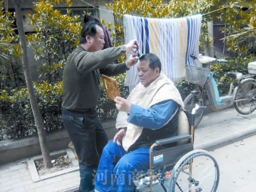 2011年8月18日，老鄰居給高新海剪發(fā)