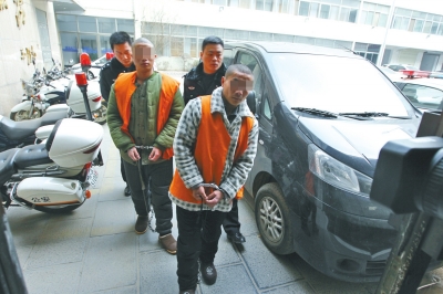 倆刑釋男子，冒充“富二代”，微信搜附近的人，專搶出入娛樂場所女性