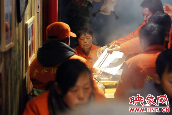 鄭州黃河路衛(wèi)生路附近一家火鍋店，宴請(qǐng)130名環(huán)衛(wèi)工人吃火鍋。