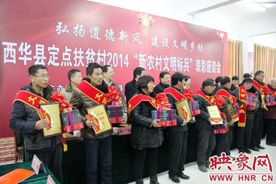 活動現(xiàn)場，領(lǐng)導(dǎo)們向獲得“文明好家庭”、“文明好孝賢”、“文明好青年”、“文明好媳婦”、“文明好學(xué)生”