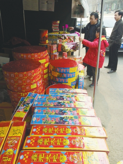 一家鞭炮攤兒前，只有少數(shù)人駐足購買。