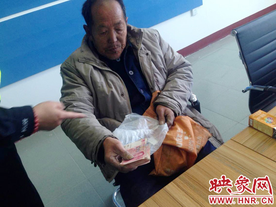 在把老人帶回駐地后，老人竟又從身上掏出幾千元現(xiàn)金要塞給民警。
