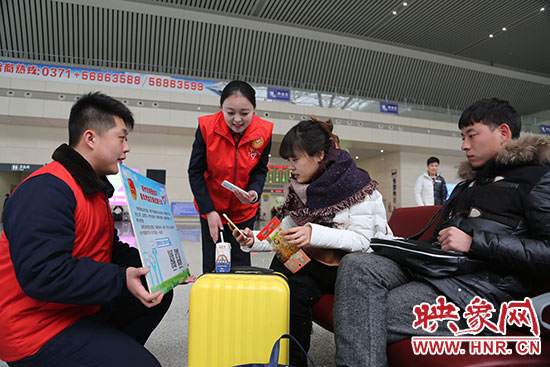 邀請(qǐng)旅客掃二維碼參加活動(dòng)。