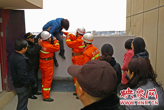 消防隊(duì)員和巡防隊(duì)員、民警將最后一名女子從樓頂救下。