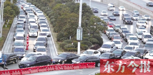 昨日，鄭州市福元路，車(chē)輛在僅剩的一條5米寬車(chē)道上堵得“不亦樂(lè)乎”