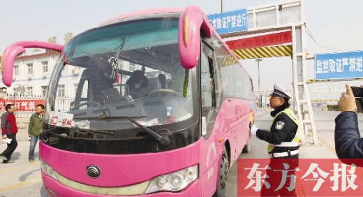 鄭州交警在鄭州黃河大橋安裝“機(jī)動車緝查布控系統(tǒng)”嚴(yán)查違法運(yùn)輸行為，確保旅客安全。