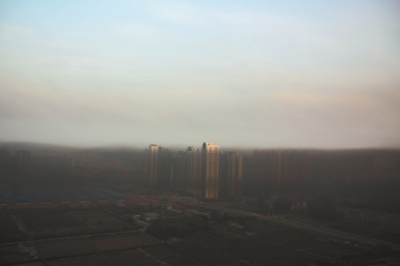 鄭州遇“平流霧”，上空晴朗，城市被黑霧籠罩
