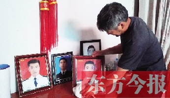 沉浸在悲痛之中的魯有海，擦拭著孩子的遺照
