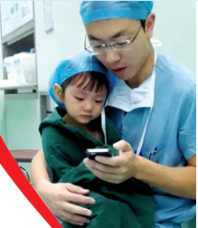 對(duì)于網(wǎng)友的點(diǎn)贊，石醫(yī)生說(shuō)，是孩子太可愛(ài)了，所以照片才得到這么多贊美。圖片來(lái)自網(wǎng)絡(luò)。