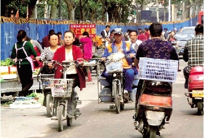 不到百米路上70多個(gè)小販占道叫賣(mài)