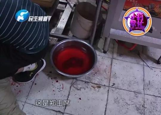 老板竟突然在廚房內(nèi)割腕自殺!發(fā)現(xiàn)意外情況后，小莉趕緊對傷者進行包扎，并撥打了120急救電話。