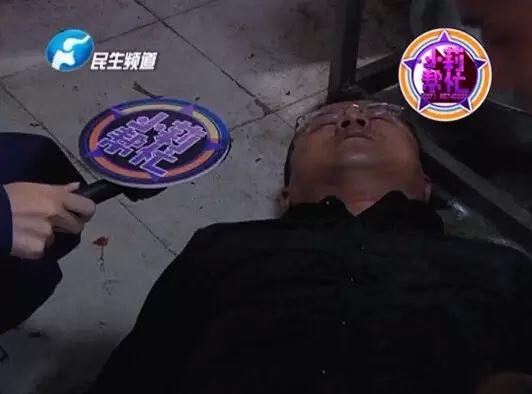 老板竟突然在廚房內(nèi)割腕自殺!發(fā)現(xiàn)意外情況后，小莉趕緊對傷者進行包扎，并撥打了120急救電話。