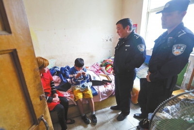 民警將小寶帶到他母親（紅衣女子）的住處，小寶拿出新鞋玩了起來。